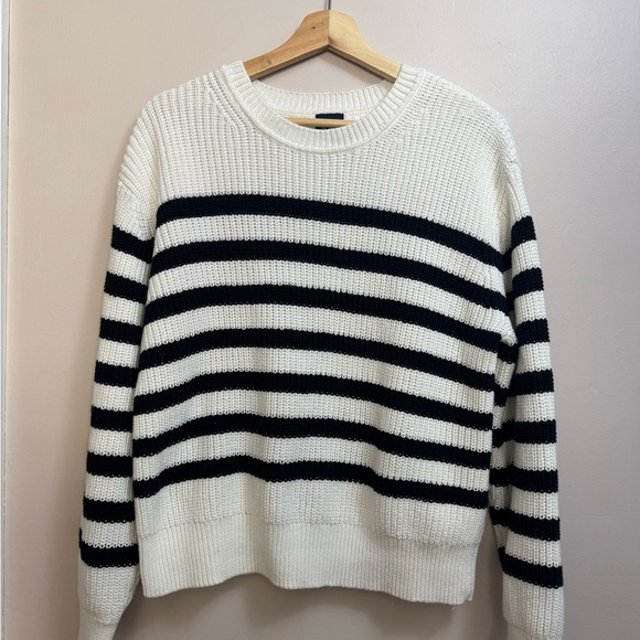 GAP Sweaters - GAP Knit Sweater in Black and Cream Size - Large Like New